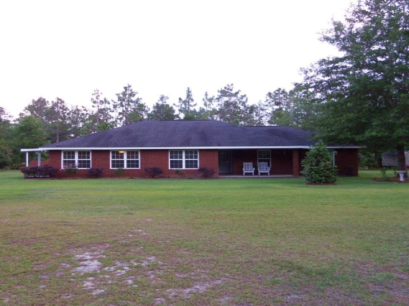 Striking Brick Home On 14 Acres : Screven : Wayne County : Georgia