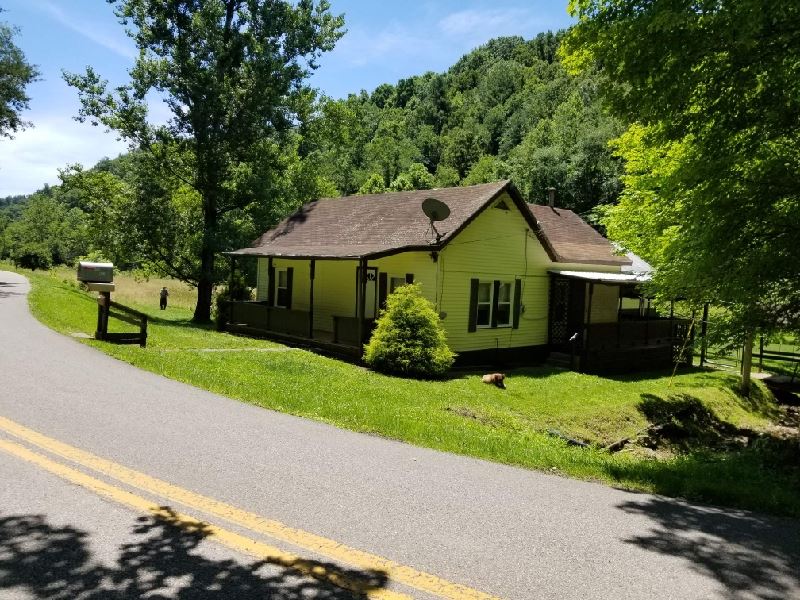 Single Family Home with Acreage : Middlebourne : Tyler County : West Virginia