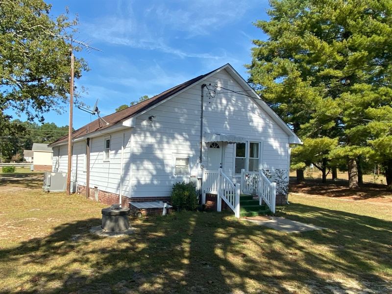 Old Farmhouse with Acreage & Pond : Lillington : Harnett County : North Carolina