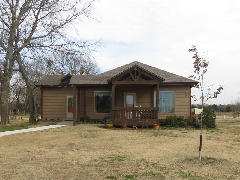 Beautiful Farmhouse on Acreage : Durant : Bryan County : Oklahoma