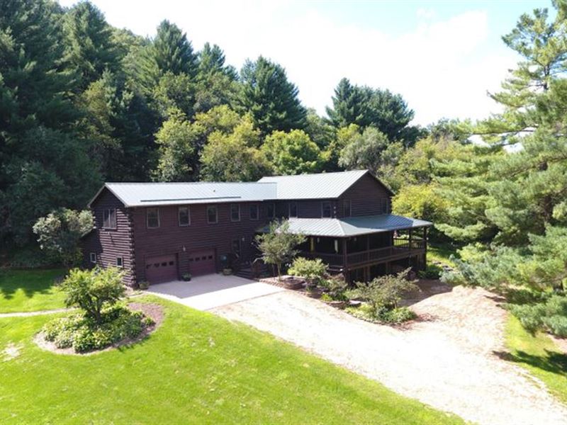 Beautiful Log Home / Hobby Farm : Viroqua : Vernon County : Wisconsin