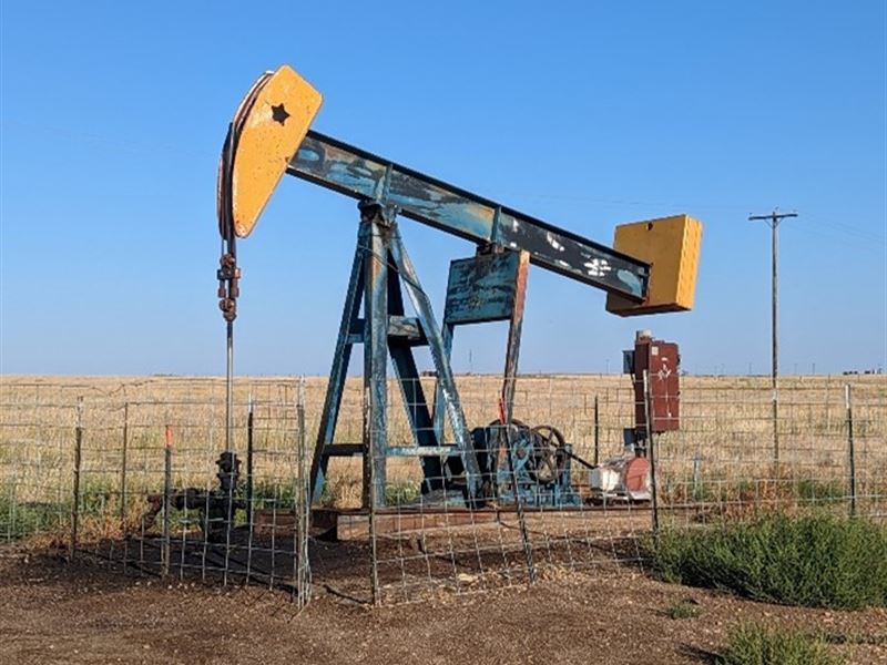 Oil Production Smokey Hill River Rd : Hays : Ellis County : Kansas