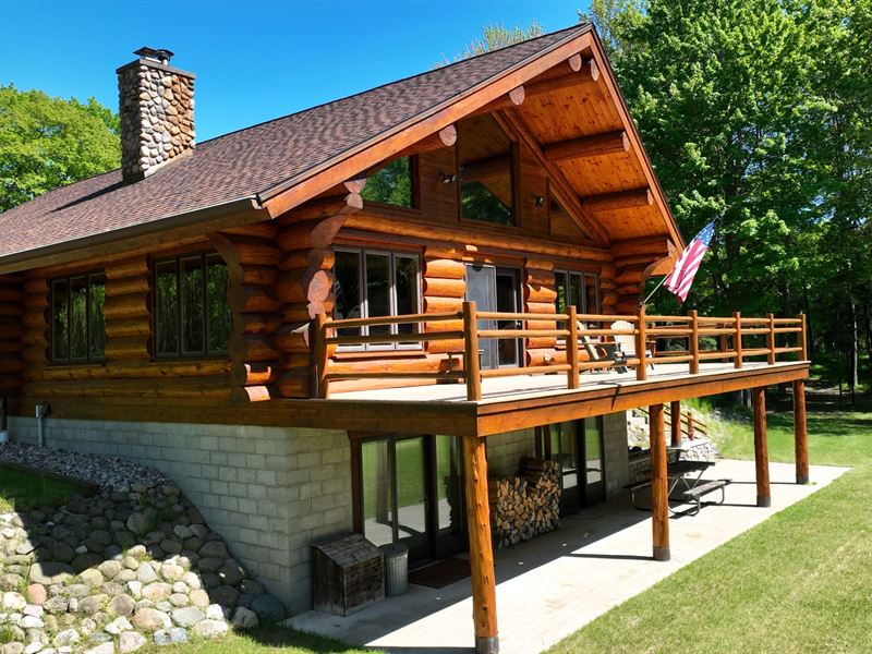 Private Retreat Log Home : Stephenson : Menominee County : Michigan