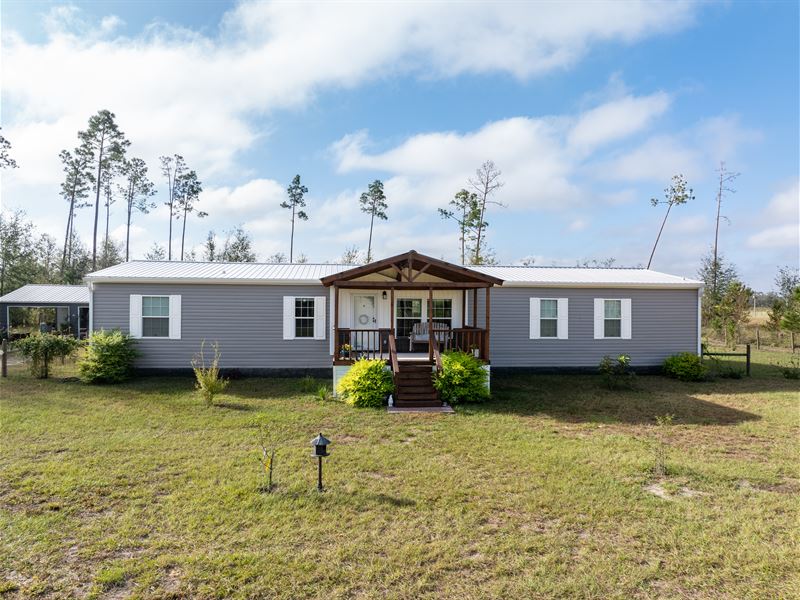 Remarkable 5-Bedroom Home : Live Oak : Suwannee County : Florida