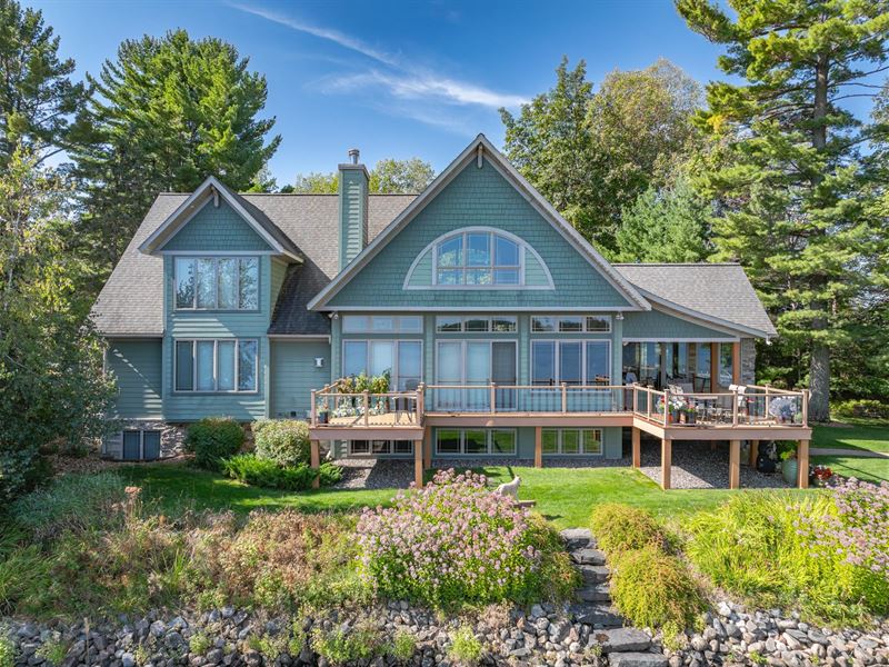 Iconic Island City Home : Minocqua : Oneida County : Wisconsin